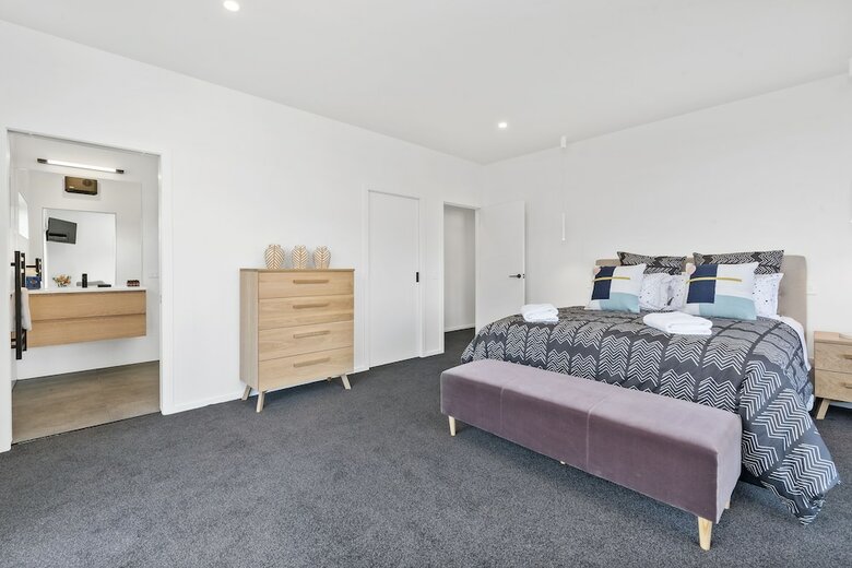 Lakeside Luxury On Suburb Street