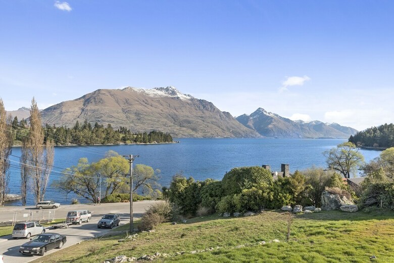 Lakeside Luxury On Suburb Street