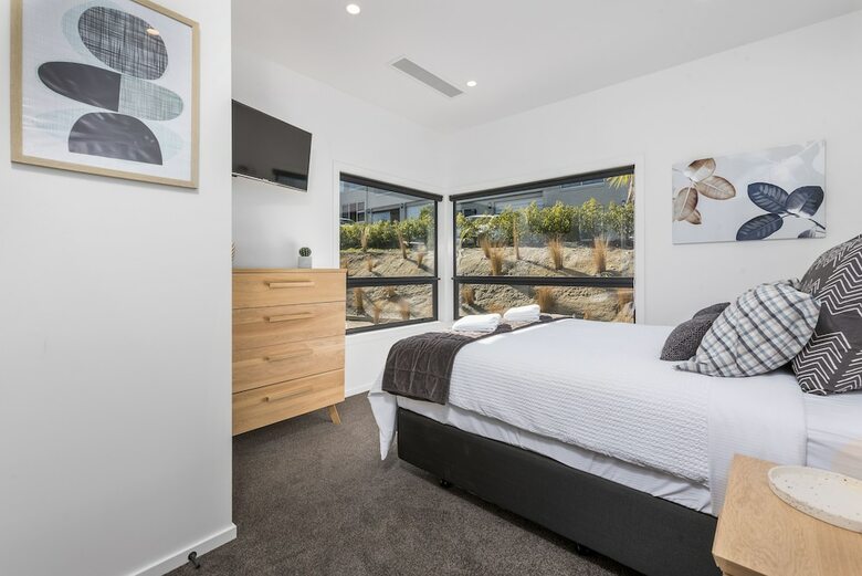 Lakeside Luxury On Suburb Street