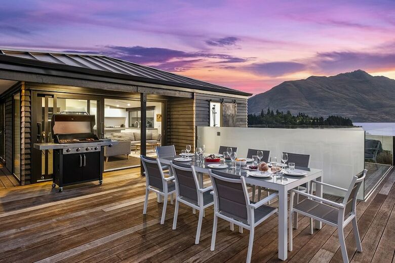 Lakeside Luxury On Suburb Street