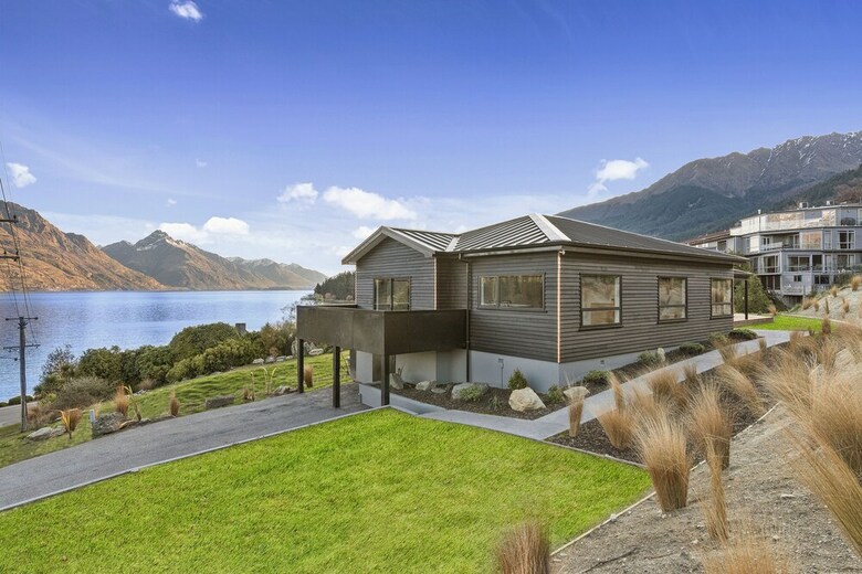 Lakeside Luxury On Suburb Street