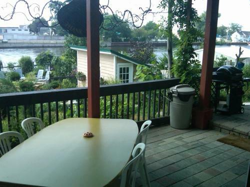 Hostal Riverfront Villa