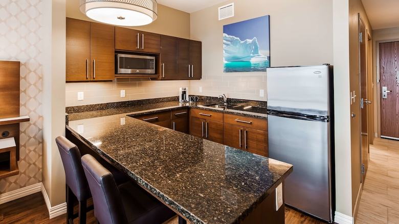 Best Western Plus St. John's Airport Hotel And Suites