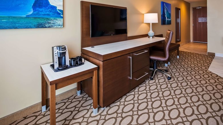 Best Western Plus St. John's Airport Hotel And Suites