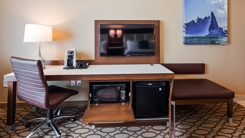 Best Western Plus St. John's Airport Hotel And Suites