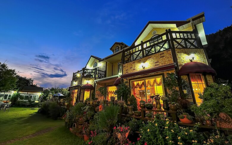 Kkotnim's Pension & Cafe