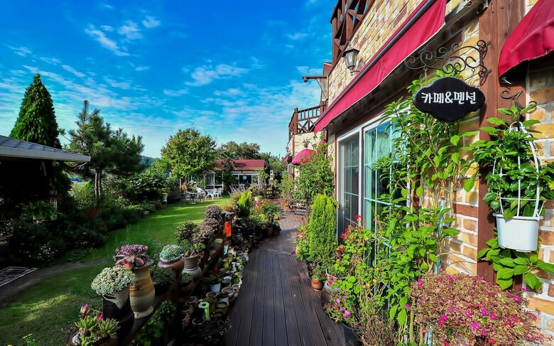 Kkotnim's Pension & Cafe