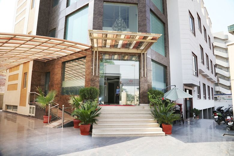 Hotel Qcent Gurgaon By Pacific Inn