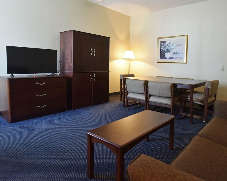 Maron Hotel And Suites