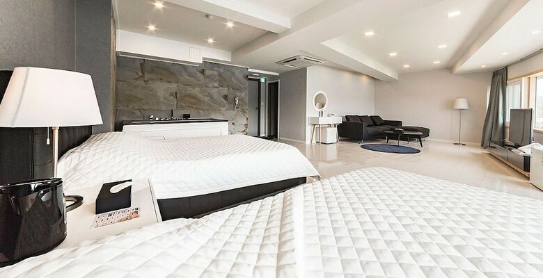 J Hotel