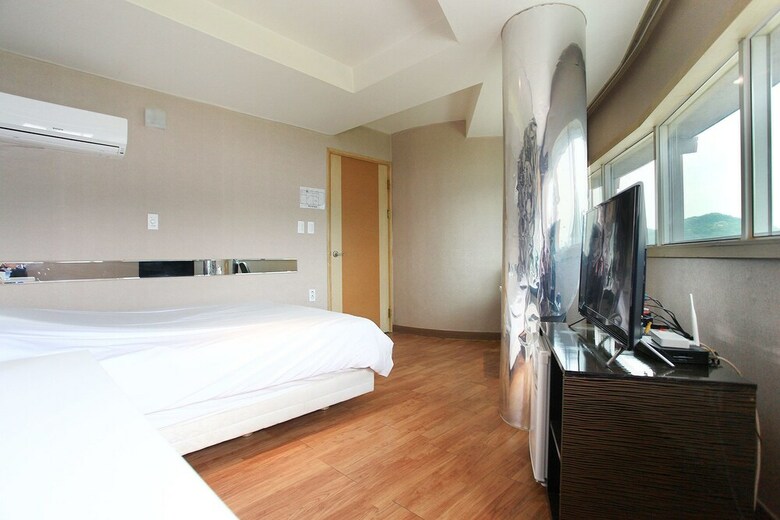 J Hotel