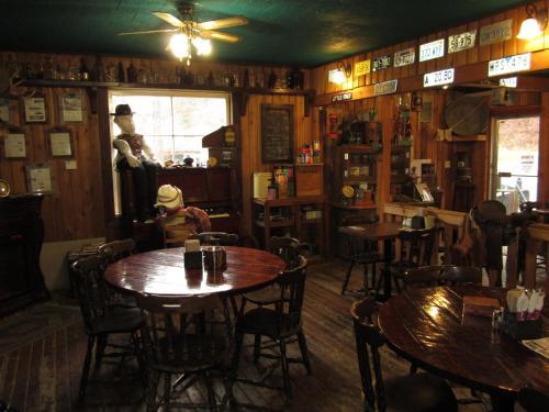 Posada Old Towne Inne Chuckwagon Bar & Grill