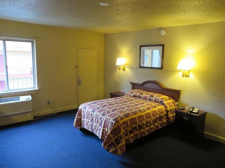 Hotel Budgetel Inn & Suites