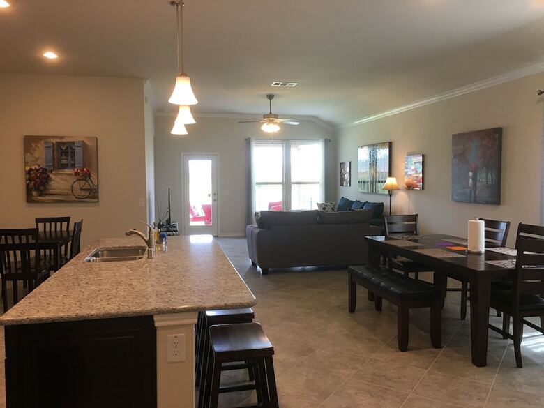 Lake Front House 4br2b In West Houston
