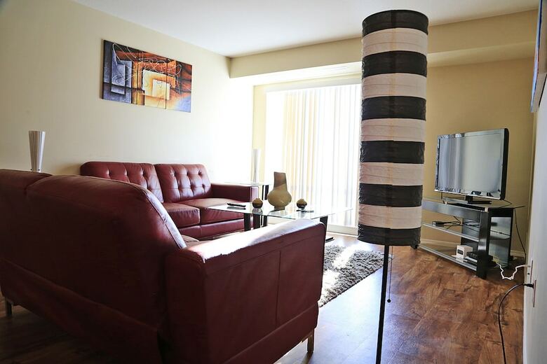 Vibrant Flat 10 Min Drive Downtown