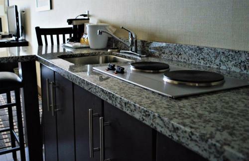 Hotel Sigma Inn & Suites