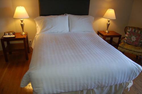 Hotel Mayne Island Resort
