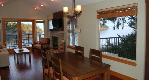 Hotel Mayne Island Resort