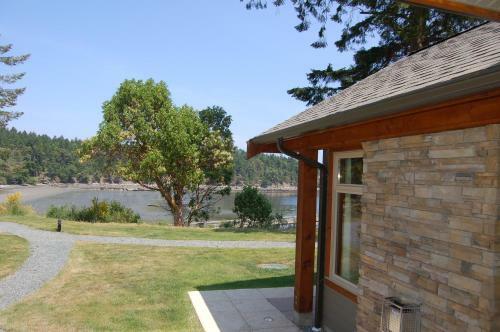 Hotel Mayne Island Resort