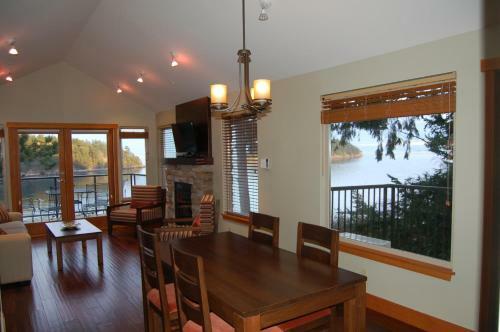 Hotel Mayne Island Resort
