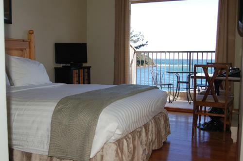 Hotel Mayne Island Resort