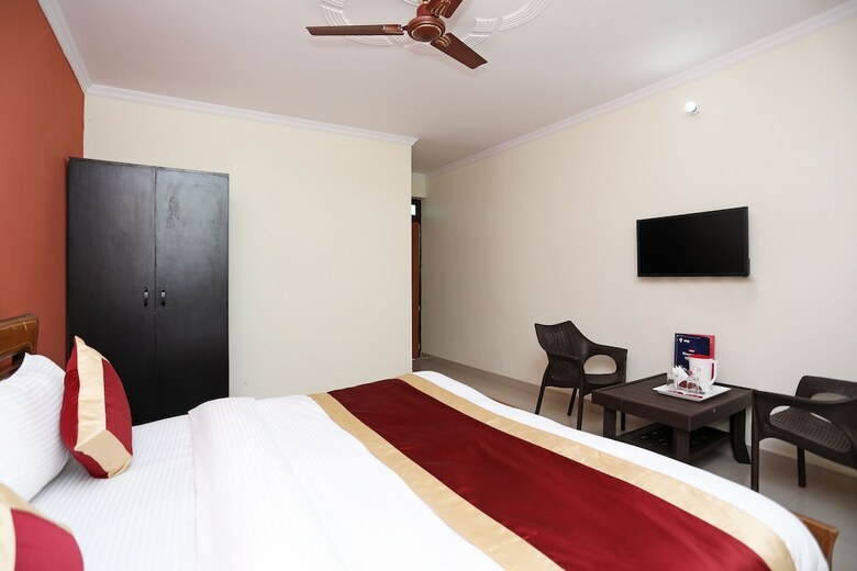 Oyo 10877 Hotel R K Residency