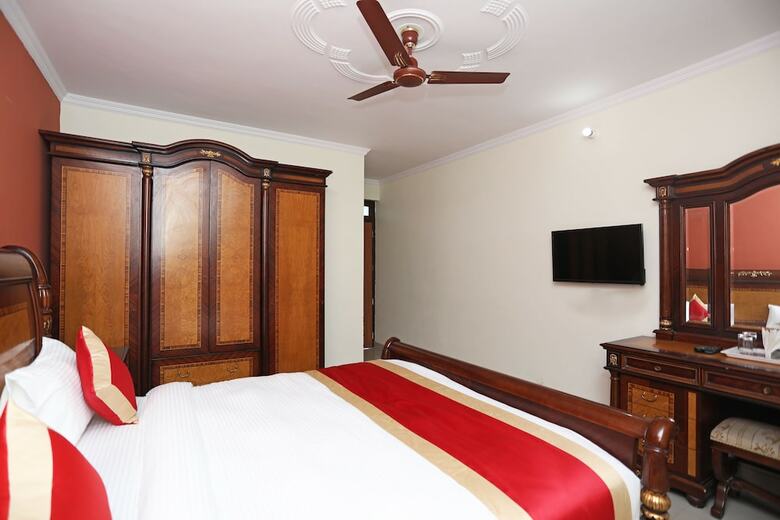 Oyo 10877 Hotel R K Residency