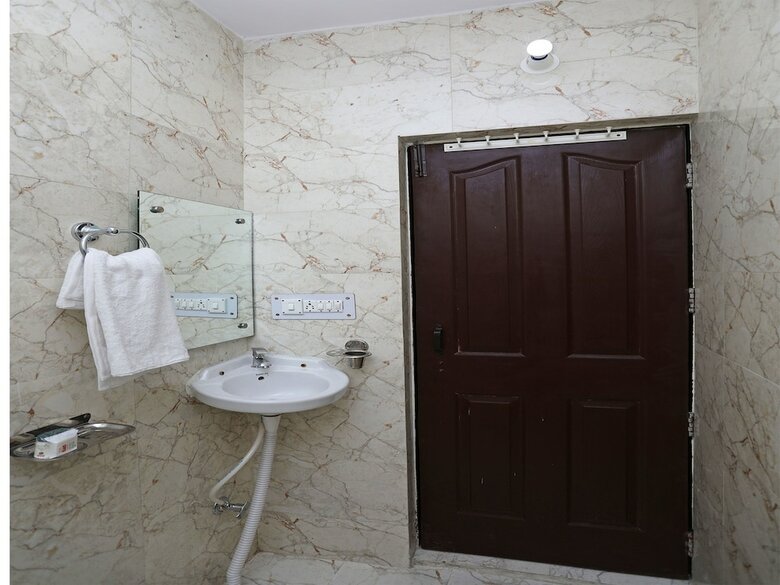 Oyo 10877 Hotel R K Residency