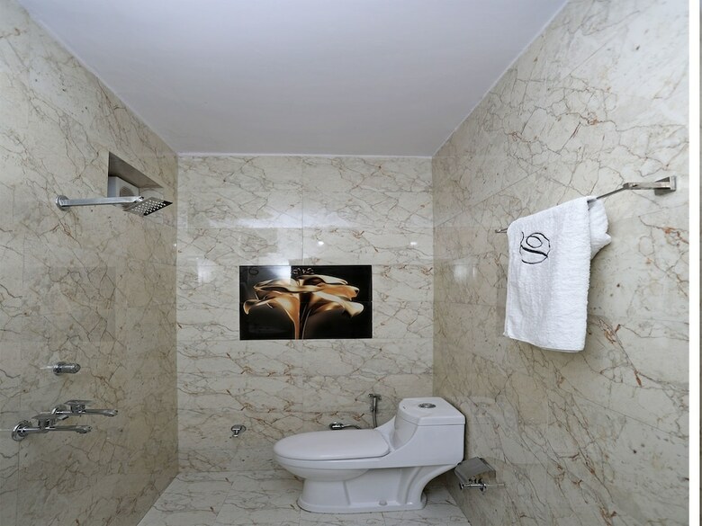 Oyo 10877 Hotel R K Residency