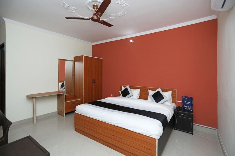 Oyo 10877 Hotel R K Residency