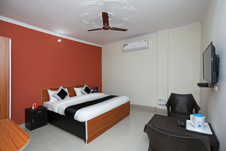 Oyo 10877 Hotel R K Residency