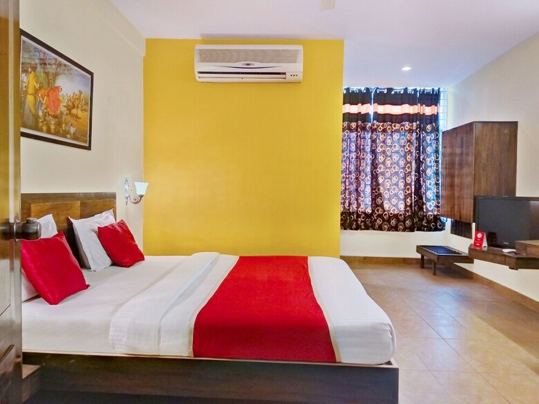 Oyo 11093 Hotel Rathod Suites