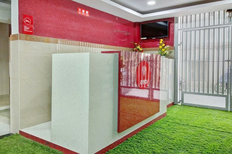 Oyo 11093 Hotel Rathod Suites
