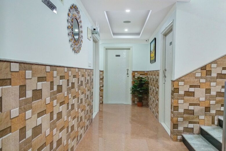 Oyo 11093 Hotel Rathod Suites