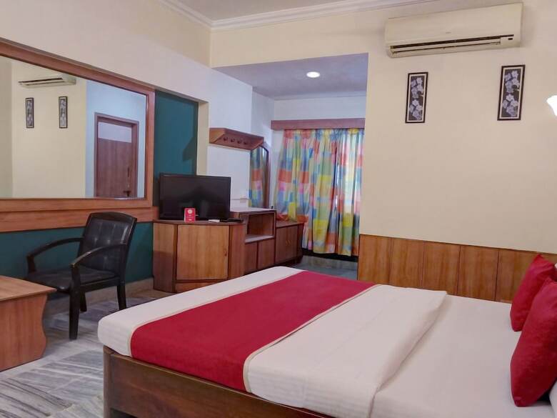 Oyo 11093 Hotel Rathod Suites