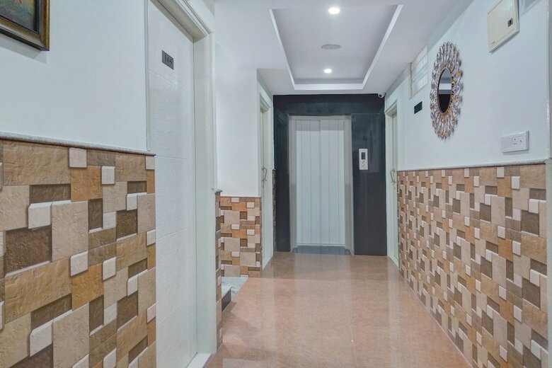 Oyo 11093 Hotel Rathod Suites