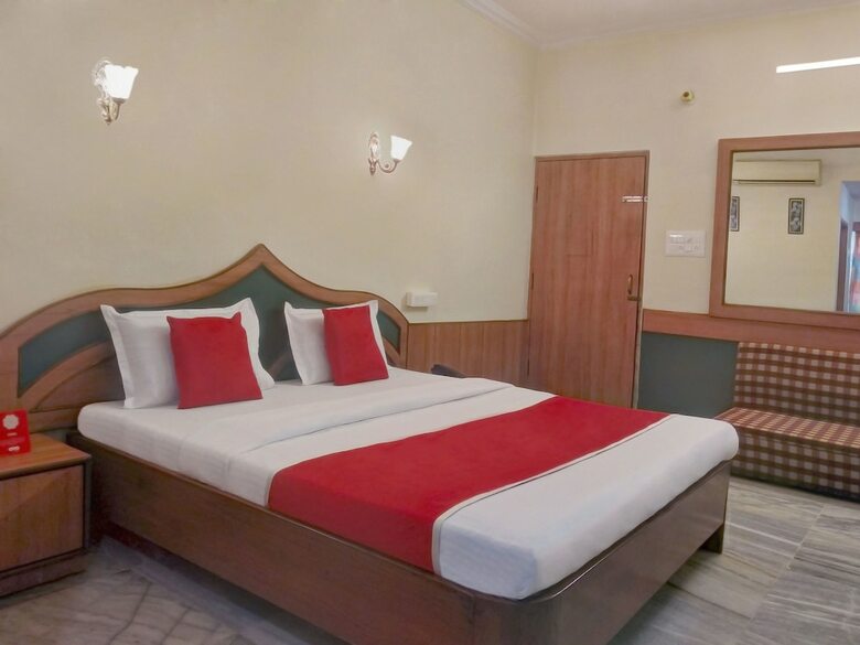 Oyo 11093 Hotel Rathod Suites