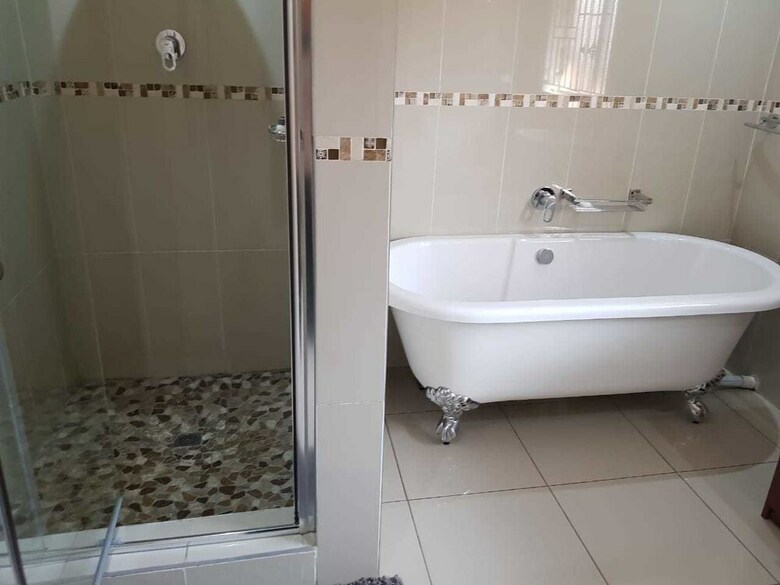Hotel Ekuthuleni Guest House - Soweto