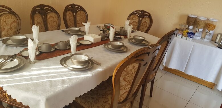 Hotel Ekuthuleni Guest House - Soweto