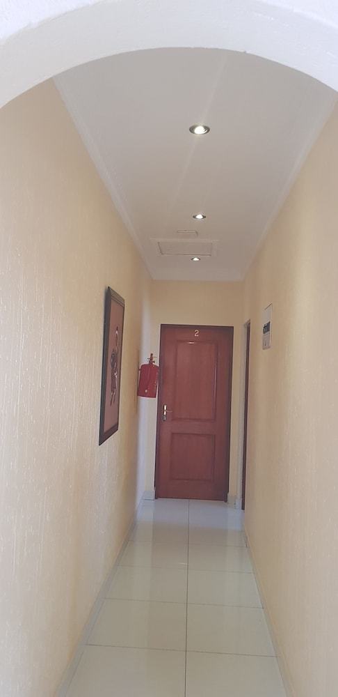 Hotel Ekuthuleni Guest House - Soweto