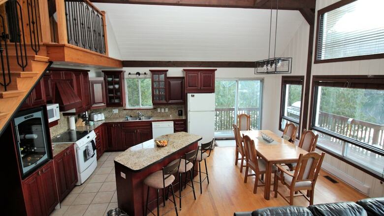 Duhamel Rock Cliff 3-bedroom Waterfront Chalet