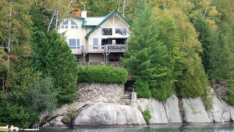 Duhamel Rock Cliff 3-bedroom Waterfront Chalet