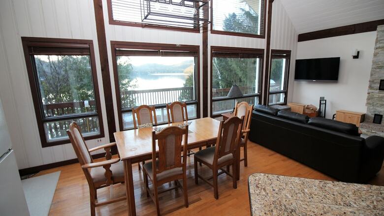 Duhamel Rock Cliff 3-bedroom Waterfront Chalet
