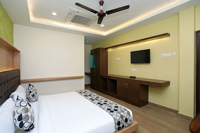 Oyo 11666 Hotel Prakash Inn