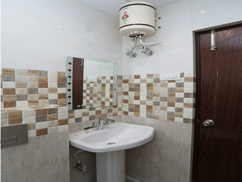 Oyo 11666 Hotel Prakash Inn