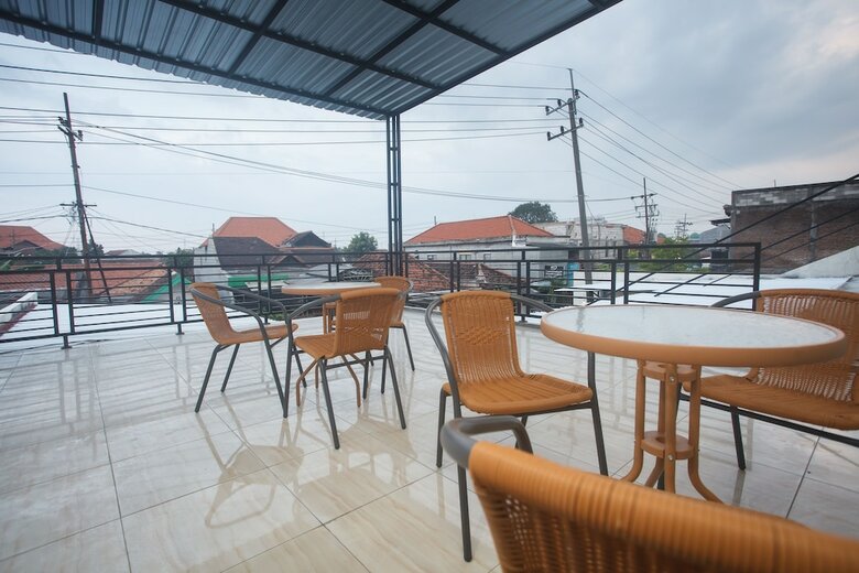 Hotel Reddoorz Near Terminal Bungur Asih