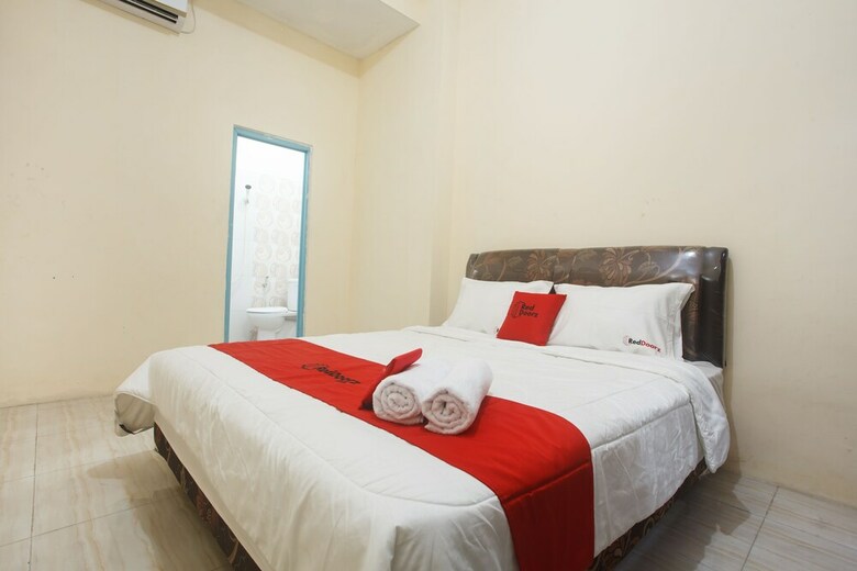 Hotel Reddoorz Near Terminal Bungur Asih