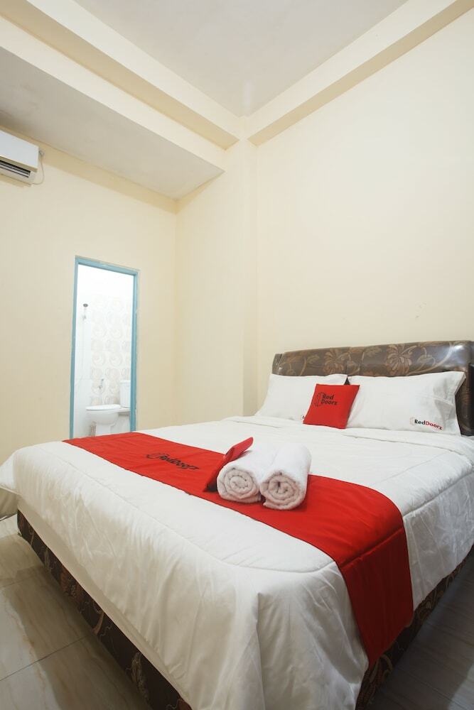 Hotel Reddoorz Near Terminal Bungur Asih