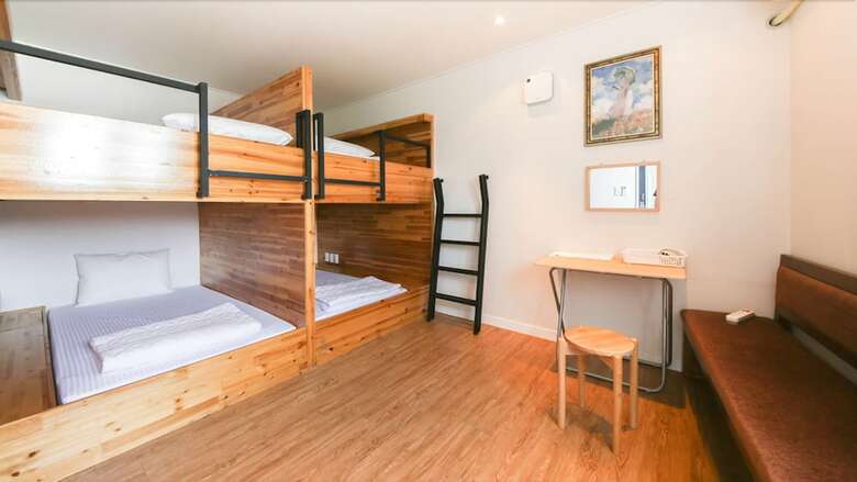 Hostal Blanc Guesthouse