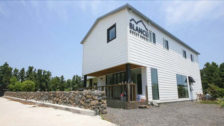 Hostal Blanc Guesthouse